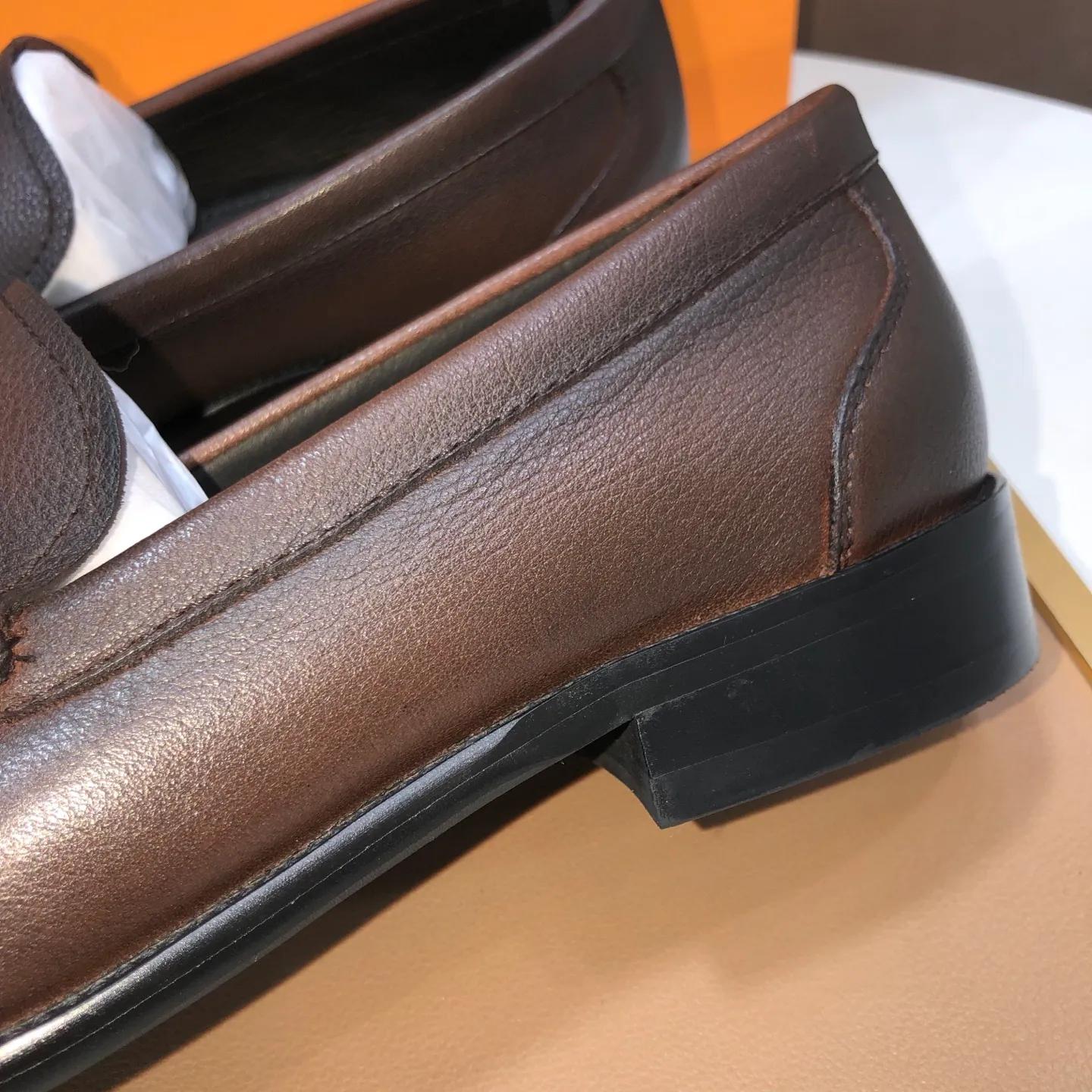 Men's men's shoes💰540💰[LV] (original single cowhide lining)🍀LV's latest genuine leather business suit shoes are available on the official website at the same time. The first-layer cowhide imported from Italy is made of heavy gold, and the official website has a 1:1 rubber outsole. Versatile to wear, high-end without losing class, and the color combination is extraordinary. This four-season style is alluring when worn on your feet, showing off your big-name flair. Standard code 38-45 (45 customized)
